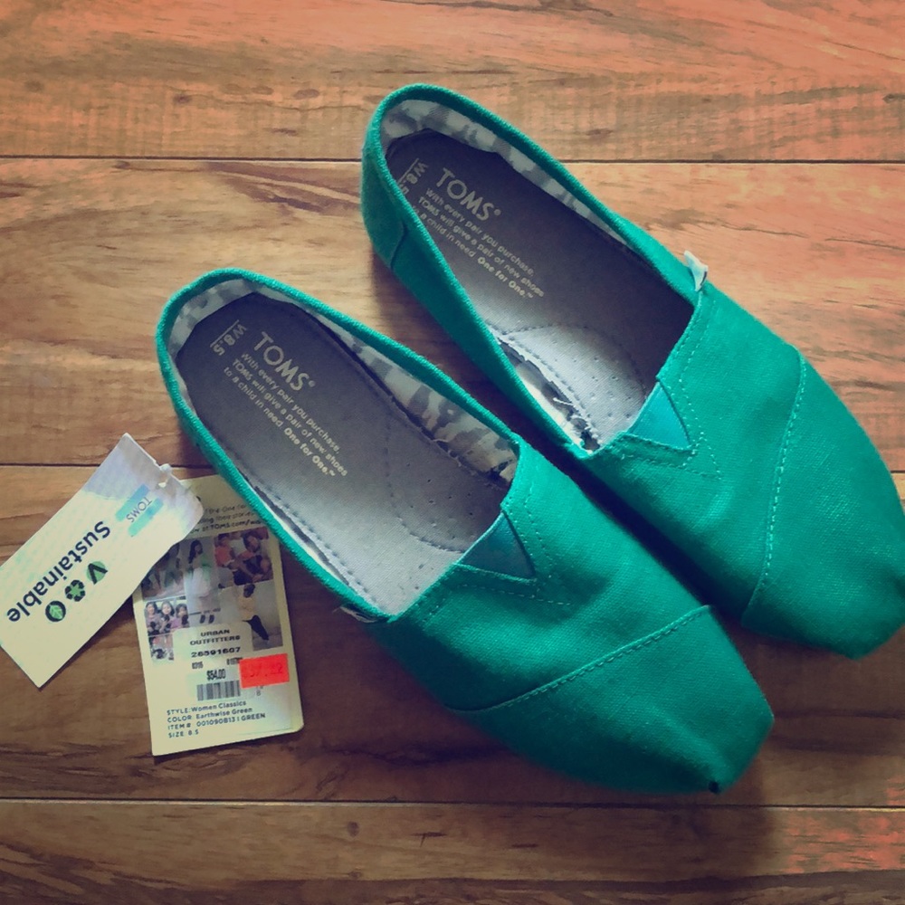 Women’s 8.5 NEW Toms